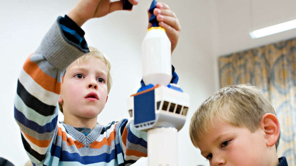 IKKE FERDIG ENNÅ: - Romskipet vårt heter Star Wars-romskip! sier Sønnik (6) og Syver (6), som gjerne vil vinne Lego til 10 000 kroner. FOTO: Skjalg Bøhmer Vold