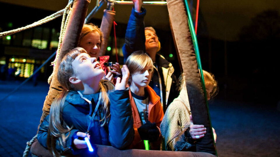MOT STJERNENE: Luftballongen er veldig populær blant barna. Kristin (14), Erik (10), Katrine (11) og Marja (11) venter spent på at luftballongen skal ta dem med opp mot himmelen. Ballongfører Mikael Klingberg (64) styrer flammene. FOTO: Skjalg Bøhmer Vold