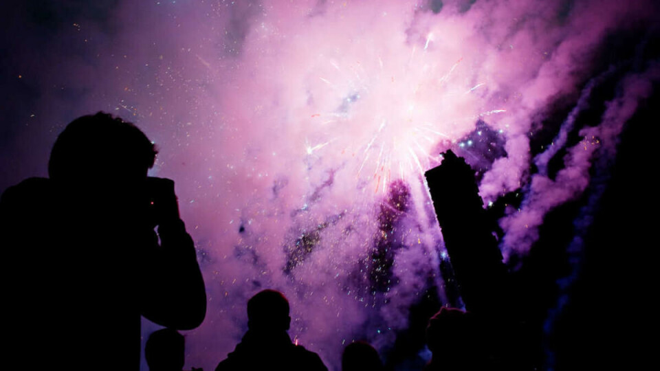 Big bang: Kvelden ble avsluttet av et spektakulært fyrverkerishow som kunne høres på mils avstand. Lys, flammer, eksplosjoner og Pink Floyds «Is there anybody out there?» sørget for et forrykende avslutningsshow. FOTO: Skjalg Bøhmer Vold