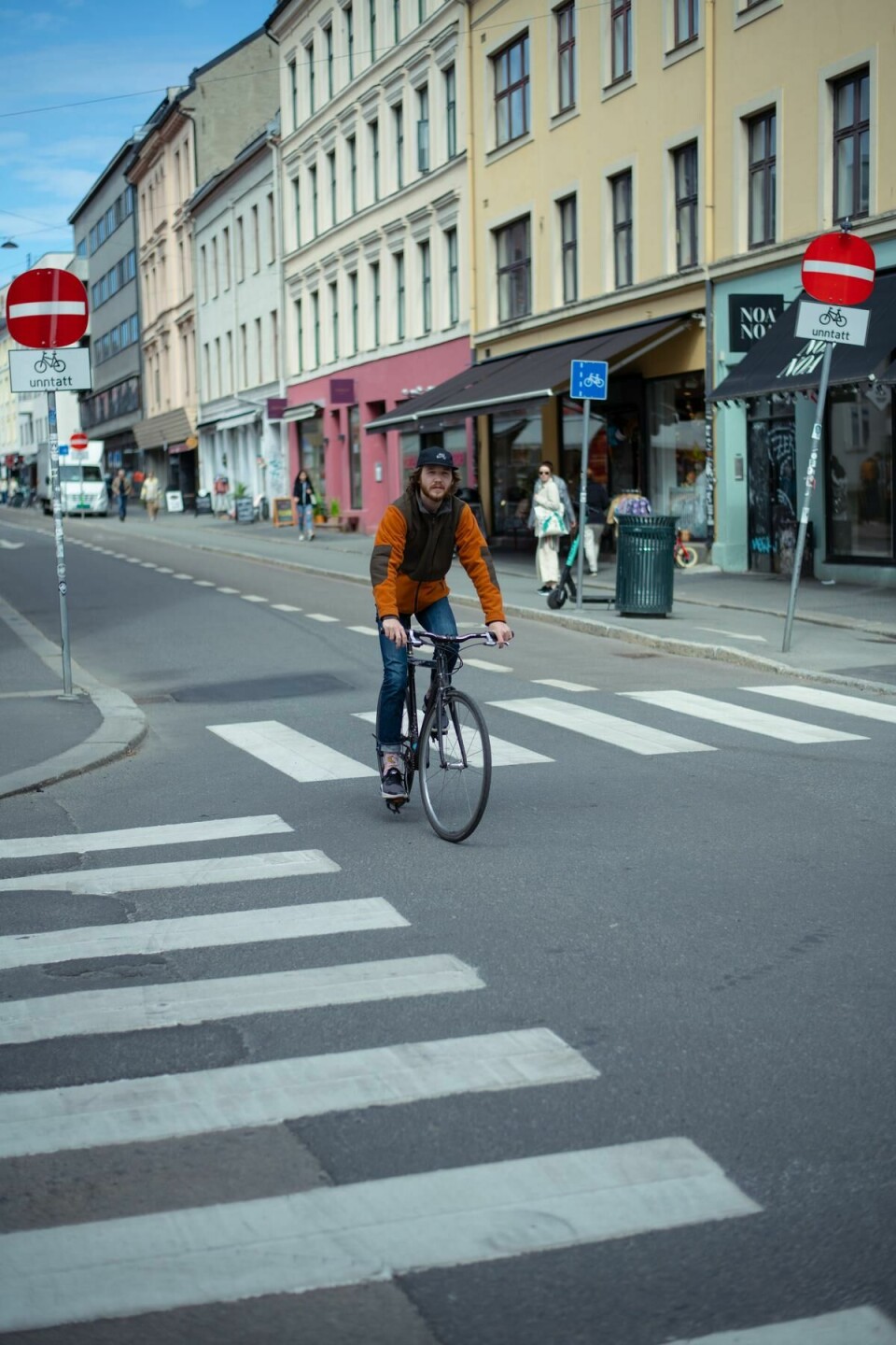 HOLDE HJULENE I GANG: På jobb trenger studenten Øystein Lundestad bare sykkel og mobil. Slik frakter han varer rundt til kunder i byen.