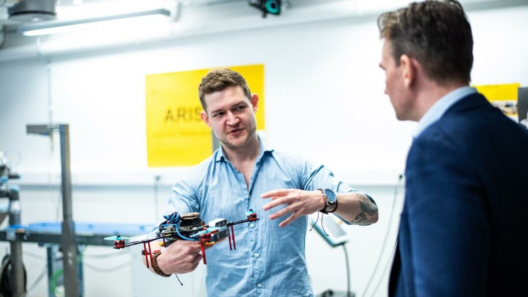 TILBAKE PÅ CAMPUS: Avgangsstudent Dennis Larsen forklarer statsråd Henrik Asheim hvordan dronen er bygget sammen. TILBAKE PÅ CAMPUS: Avgangsstudent Dennis Larsen forklarer statsråd Henrik Asheim hvordan dronen er bygget sammen.