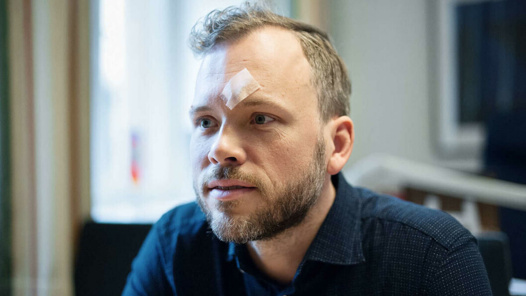 BANDASJERT: Audun Lysbakken var litt uheldig før intervjuet og møtte en glassdør som ga hard motstand. BANDASJERT: Audun Lysbakken var litt uheldig før intervjuet og møtte en glassdør som ga hard motstand.