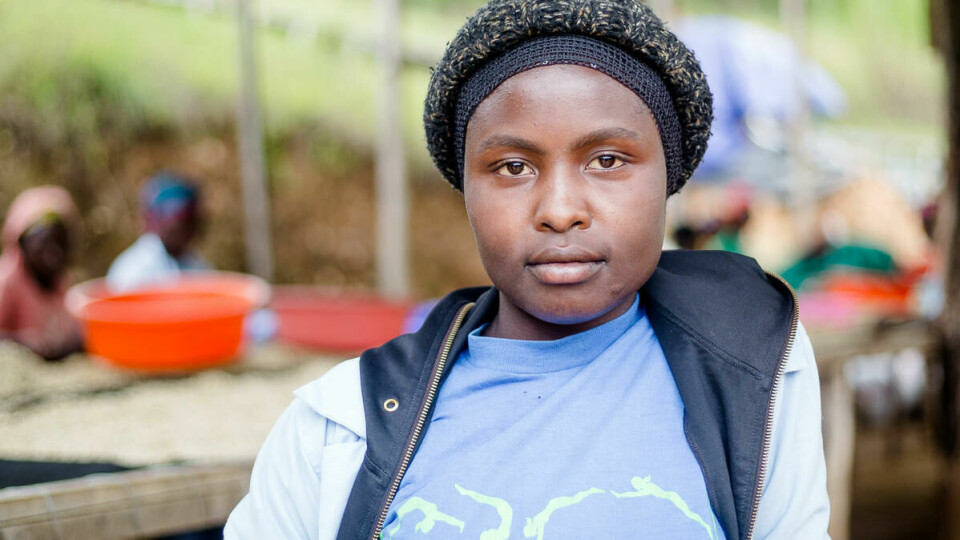 Droppet ut av skolen: Christine Uwase (21) fullførte aldri videregående. Nå sorterer hun ferske kaffebønner ved vaskestasjonen Kanya for en dagslønn på cirka 10 kroner dagen. Hun skulle gjerne vært tilbake på skolebenken.