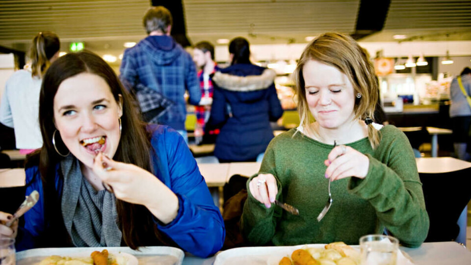 IKKE PÅ DIET: Hanne Vold og Linda Nygård går for SiOs fish and chips