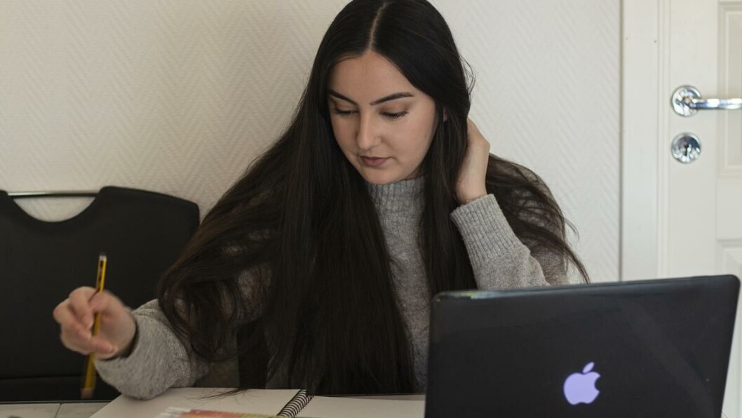 KREVENDE ARBEIDSFORHOLD: Ariba Ahmed (21) har problemer med å jobbe med bacheloroppgaven hjemmefra. KREVENDE ARBEIDSFORHOLD: Ariba Ahmed (21) har problemer med å jobbe med bacheloroppgaven hjemmefra.