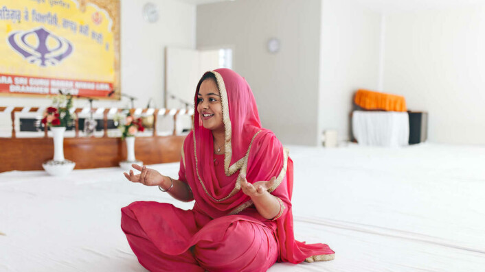 SITTER PÅ GULVET: For å ta avstand til det tydelige klasseskillet i India ble det bestemt at hvis man kommer til tempelet så sitter man på gulvet sammen med de andre for å vise solidaritet. – Om selv kong Harald kommer på besøk må han også sitte, forklarer Kaur. SITTER PÅ GULVET: For å ta avstand til det tydelige klasseskillet i India ble det bestemt at hvis man kommer til tempelet så sitter man på gulvet sammen med de andre for å vise solidaritet. – Om selv kong Harald kommer på besøk må han også sitte, forklarer Kaur.