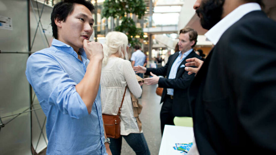 VÆR PÅ: Sumeet Sing (27) (t.h.) fra Telenor oppfordrer BI-studenten Alexander Nordkvelle (25) til å være mer frampå. -- Jeg ringte min sjef ti ganger før jeg fikk jobb, sier Singh.