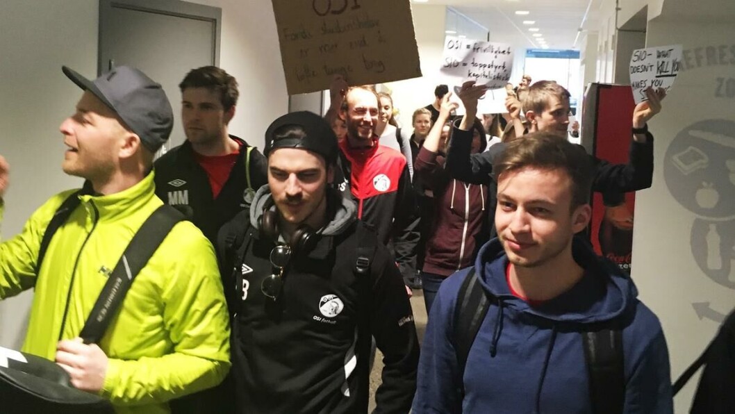 PROTESTER: OSI demonstrerte for å beholde fotballbanen på mandagens møte i Velferdstinget. Foto: OSI PROTESTER: OSI demonstrerte for å beholde fotballbanen på mandagens møte i Velferdstinget. Foto: OSI