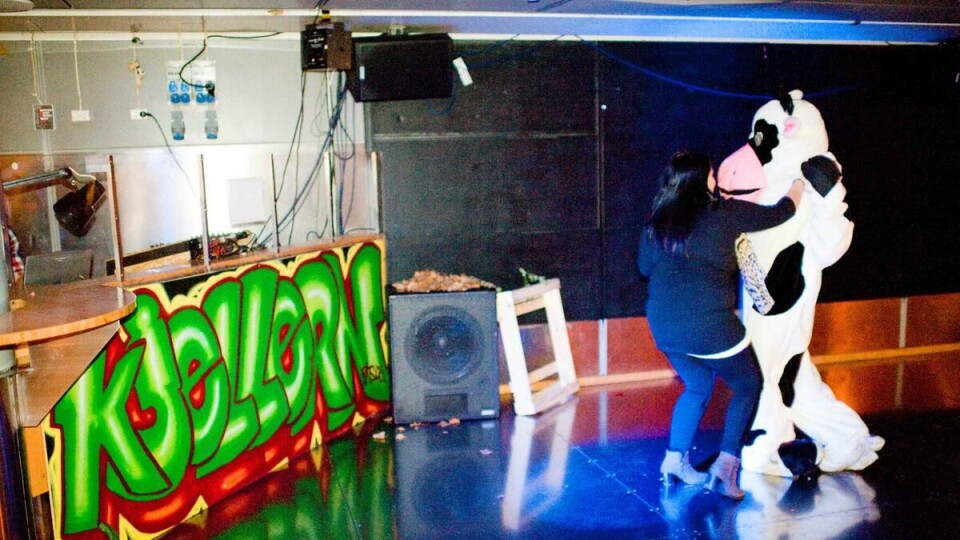FOKUS PÅ KU: DJ-pulten mangler DJ. Likevel mangler det ikke på entusiasmen blant danserne.