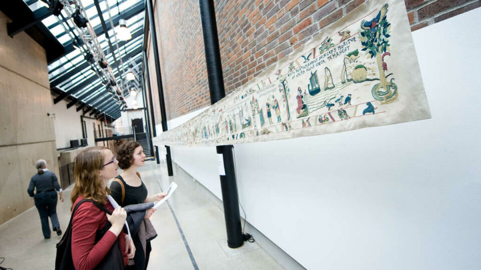 INSPIRASJON: Det 22 meter lange og 60 cm høye teppet har samme naturfarger og materialer som «La Tappiserie de Bayeux».