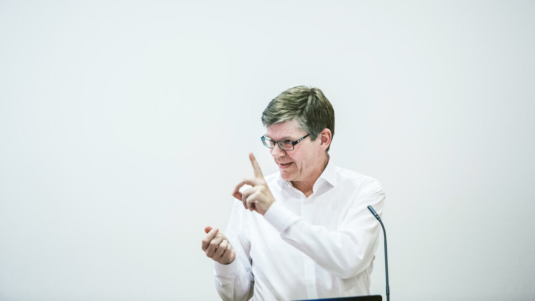 Hånden i været: Svein Stølen har tilbragt mye tid på universitetet og er lydig nok til å rekke opp hånden for å få ordet. Hånden i været: Svein Stølen har tilbragt mye tid på universitetet og er lydig nok til å rekke opp hånden for å få ordet.