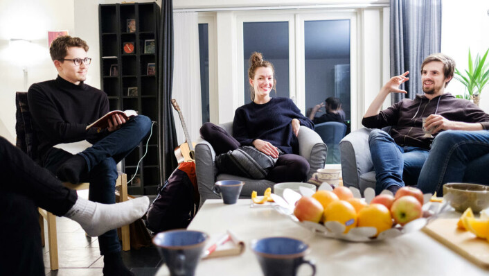SAMTALEGRUPPE: Annenhver mandag leder Benjamin Åkerlund (til venstre) en samtale om tro for menighetens medlemmer. – Folk sier vi kristne er hjernevaska, men er det noen som er det, er det jo de som følger strømmen og gjør som alle andre. Her med Michelle Kapstad og Torkel Hansen. SAMTALEGRUPPE: Annenhver mandag leder Benjamin Åkerlund (til venstre) en samtale om tro for menighetens medlemmer. – Folk sier vi kristne er hjernevaska, men er det noen som er det, er det jo de som følger strømmen og gjør som alle andre. Her med Michelle Kapstad og Torkel Hansen.