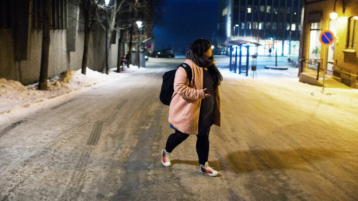 Klokken nærmer seg 17 og Carina vandrer gatelangs på jakt etter kulturhuset i Lillehammer.