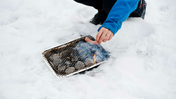 UTEN MAT OG DRIKKE: Ingenting er som å kullgrille en pølse på en engangsgrill før den «egentlig» er klar. UTEN MAT OG DRIKKE: Ingenting er som å kullgrille en pølse på en engangsgrill før den «egentlig» er klar.