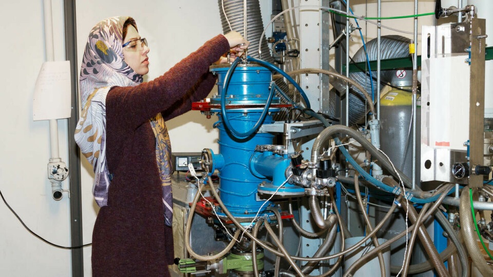 På labben: Ingeniørstudenten Hamideh på labben ved siden av kontoret hennes. Maskinen blir brukt til å smelte materialer opp til 2000 grader. PST frykter spionasje fra Iranske studenter i Norge.