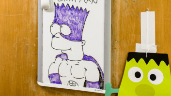 At the dorm: Der hvor Amanda og Tess bor sammen er rommet dekorert som et typisk amerikansk drom, med blant andre Bart Simpson på en tegnetavle. At the dorm: Der hvor Amanda og Tess bor sammen er rommet dekorert som et typisk amerikansk drom, med blant andre Bart Simpson på en tegnetavle.