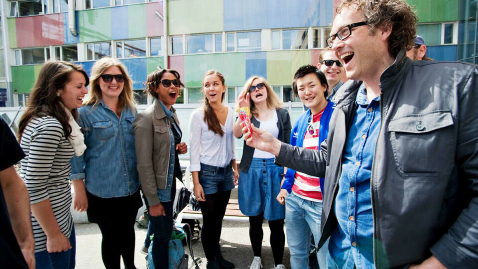 POPP-IS: Arnt Maasø øker sin popularitet ytterligere hos sine isglade studenter. Fra venstre: Miriam Gregersen, Marte Beisvåg, Rachel Solie, Martine Engebretsen Li, Marit Grønnevig, Morten Steingrimsen og førsteamanuensis Arnt Maasø.