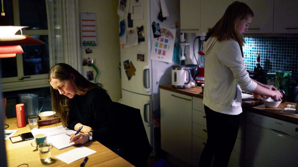 Rollebytte: I familien Singsaas er det mor som gjør lekser, og datter som lager middag