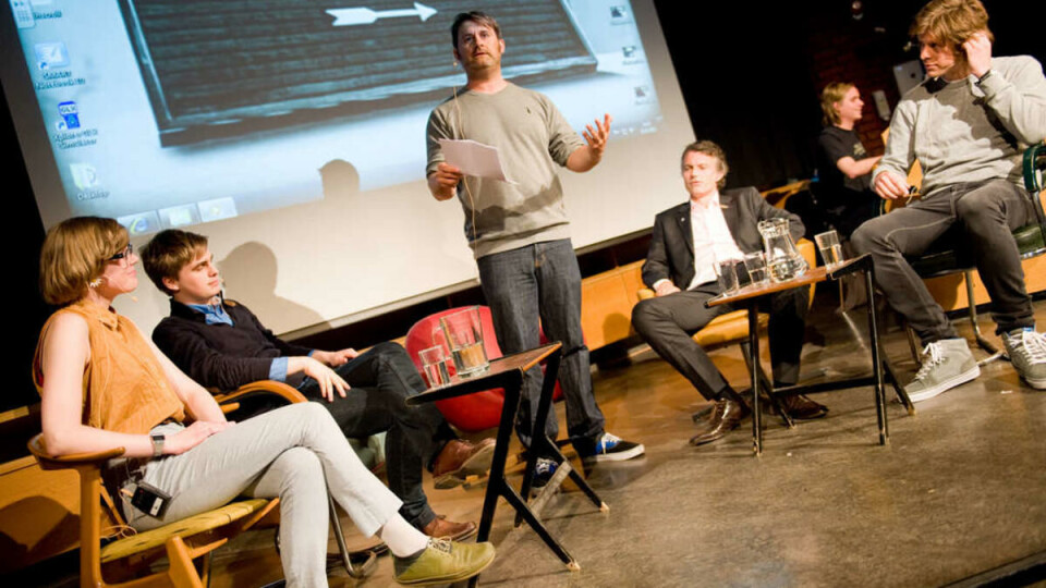 PUBLIKUMSVINNER: En usedvanlig beskjeden Thomas Seltzer loset Trygdekontorets klimaspesial trygt i havn for et fullsatt auditorium på Blindern på lørdag. Byoriginal Erling Fossen misforsto det lettbeinte konseptet og langet ut mot klimavennene.