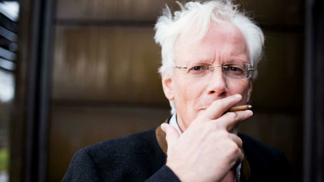Jan Helge «Tobakk» : Professor Solbakk røyker tre sigarer hver dag, men inhalerer ikke. Denne mannen vet å sette pris på livets goder. Jan Helge «Tobakk» : Professor Solbakk røyker tre sigarer hver dag, men inhalerer ikke. Denne mannen vet å sette pris på livets goder.