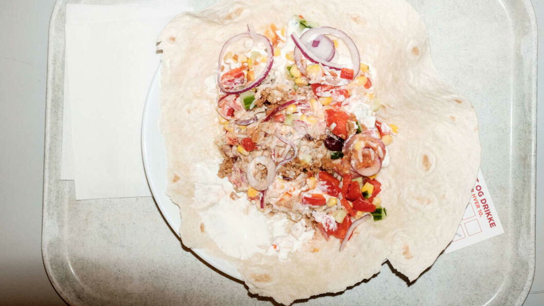 Taco-infisert kantine: Jeg vet ikke hvem som står bak hektoprissystemet, men ser alt dette som et eksempel på flertallets tyranni og demokratiets fallitt. Det hele baserer seg på høyreorientert ideologi: en nærmest religiøs tro på at valgfrihet er et ubetinget gode i seg selv, skriver kronikkforfatter Sigbjørn Bore. Foto: Dorthe Karlsen Taco-infisert kantine: Jeg vet ikke hvem som står bak hektoprissystemet, men ser alt dette som et eksempel på flertallets tyranni og demokratiets fallitt. Det hele baserer seg på høyreorientert ideologi: en nærmest religiøs tro på at valgfrihet er et ubetinget gode i seg selv, skriver kronikkforfatter Sigbjørn Bore. Foto: Dorthe Karlsen