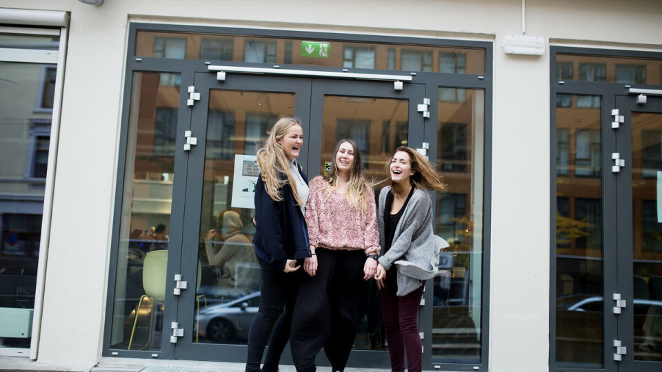 Motivert: Vilde Sofie Noreng (til høyre) håper avisa blant annet kan bidra til å gjøre studentene mer bevisste på prosjekter og utstillinger som foregår på Westerdals.