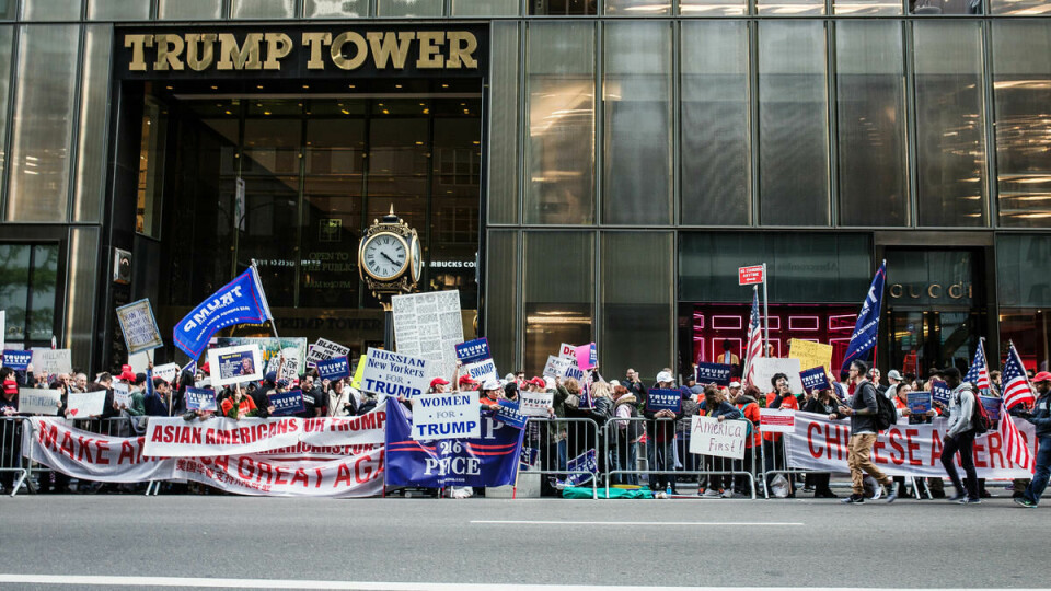 Viser sin støtte: Det var mye folk som samlet seg utenfor Trump Tower.