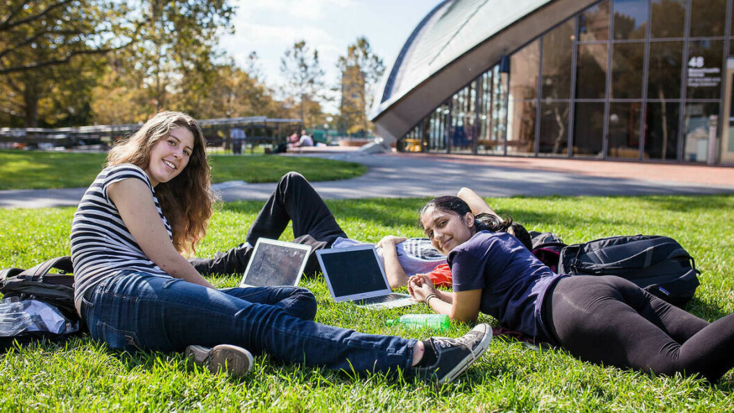 Gresser på MIT: Foran kantinen – eller «food court» – på MIT «gresser» teknologistudentene Nora Kelsall (19) og Mayuri Sridhar (20). De ler når Universitas spør dem om årets presidentvalg.