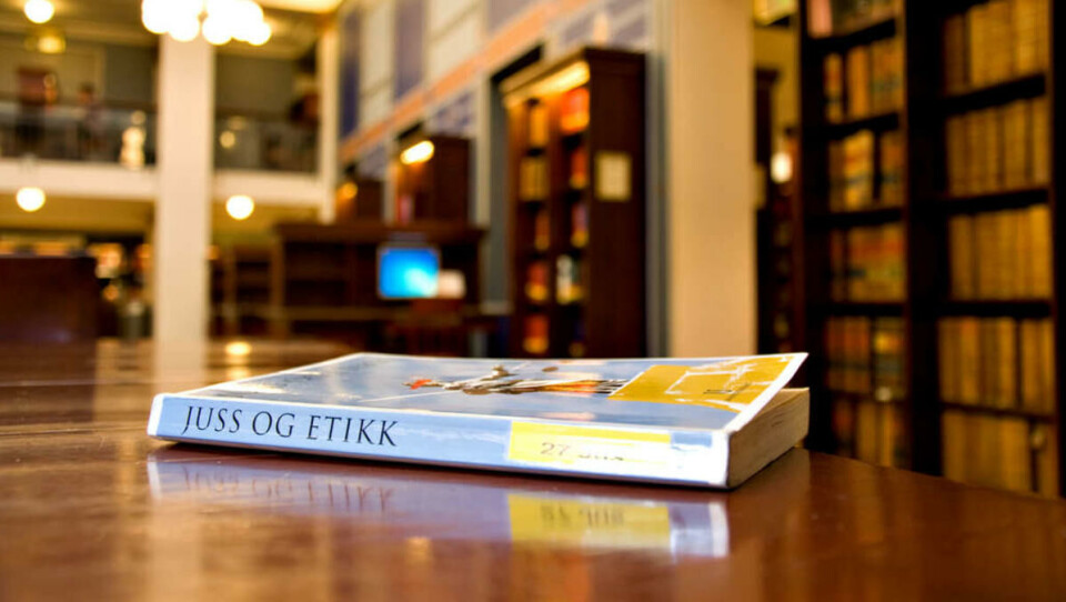 OVERSER ETIKKEN: Etikkpensumet på jusstudiet er nær null. – På grensen til uforsvarlig, mener Hans Petter Graver, dekan og professor ved Institutt for privatrett.