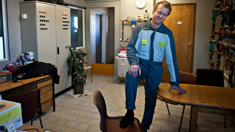 SÅNN GJØR DU DET: Etter litt co2 gass, dekapitering, avblødning og nedfrysing, er Dag klar for litt nærkontakt med stekeplata i SiO-kantina.
