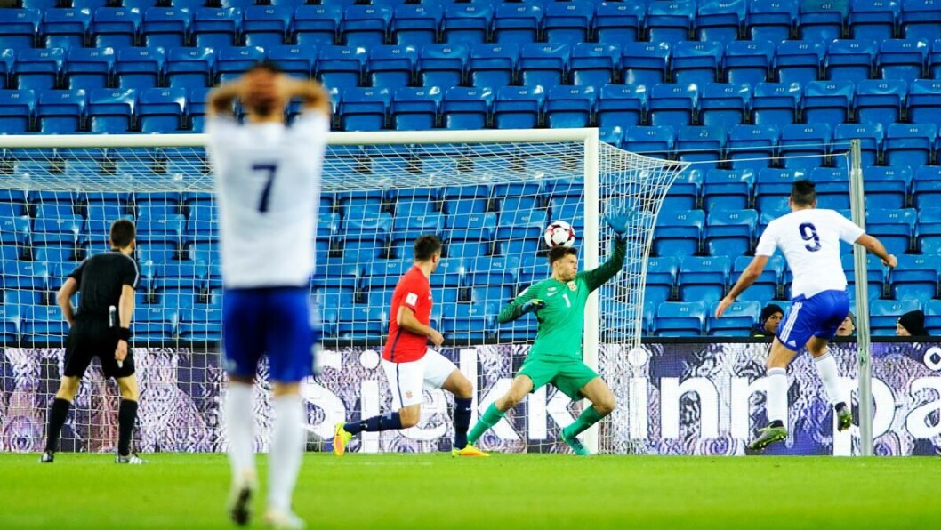 Femten års ventetid: Sist gang San Marino scoret et bortemål i VM-kvalifisering var målscorer Mattia Stefanelli bare åtte år. Lagkamerat Christian Brolli kan nesten ikke tro det han ser. Femten års ventetid: Sist gang San Marino scoret et bortemål i VM-kvalifisering var målscorer Mattia Stefanelli bare åtte år. Lagkamerat Christian Brolli kan nesten ikke tro det han ser.