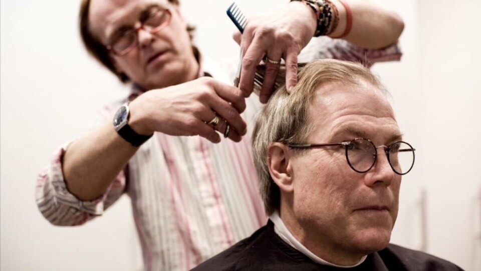 VÅRSTUSSEN: Frisør Hans Jordskogen klipper håret til professor Raino Malnes. Da Malnes var ung drømte han om å ha langt hår som gutta i Beatles.