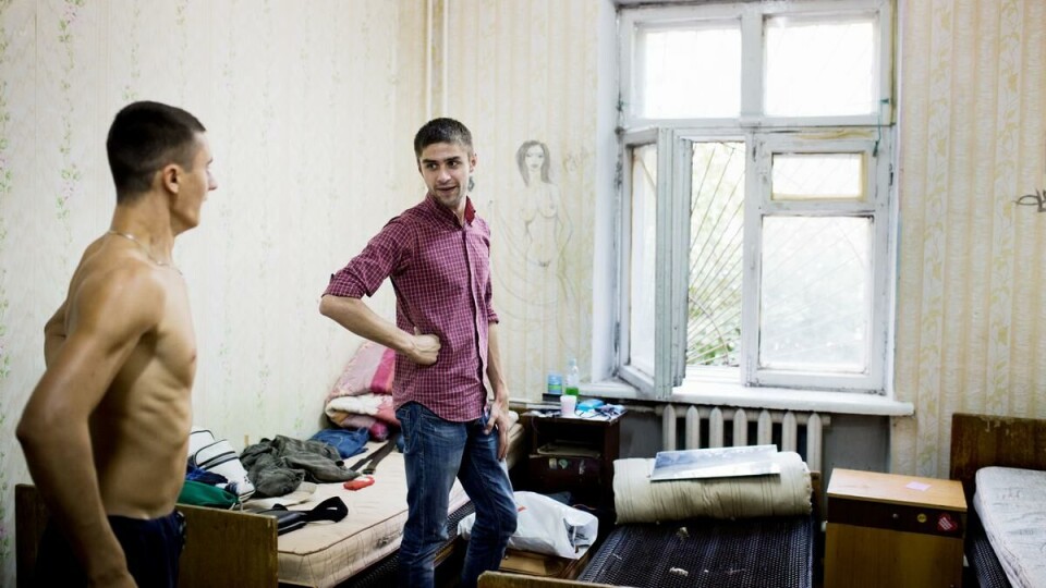 Apati: Studentene Sava Obroc, Serghii Novac (utenfor bildet) og Anatolii Dasalescu står på hybelrommet de deler. Anatolii rister på hodet når vi spør hva han vil gjøre etter studiene. Vennene ler og sier at han ikke gidder å bry seg med hva han skal gjøre med livet. – Han er ennå ung, roper de, mens de flirer av apatien hans.