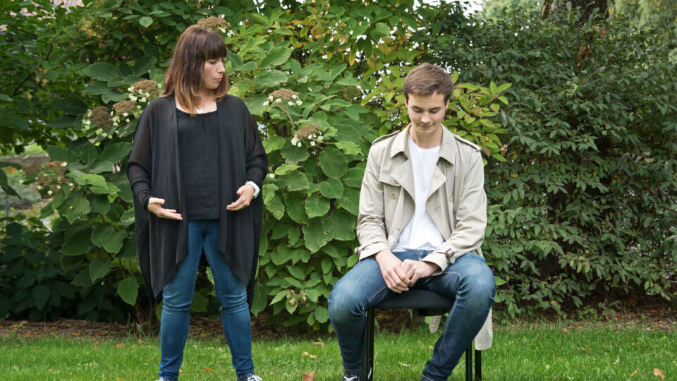 Høy: Sondre Nerdrum satt ikke så langt unna fasiten, men var likevel nødt til å sitte litt bredere med beina. Riktignok ble både Sondre og Carolina enige om at stolen var altfor lav i forhold til hans høyde. Det beklages på det sterkeste, Sondre.