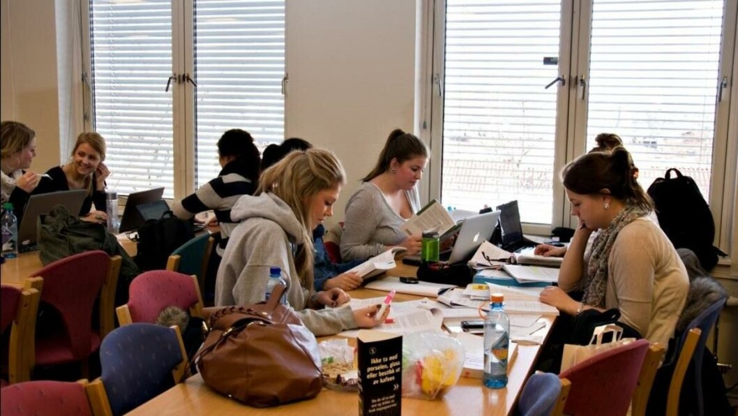 KANTINELESING: Matsalen er studentenes yndete leseplass. Lesesalen i fjerde etasje i nabobygget blir for langt unna kaffen. KANTINELESING: Matsalen er studentenes yndete leseplass. Lesesalen i fjerde etasje i nabobygget blir for langt unna kaffen.
