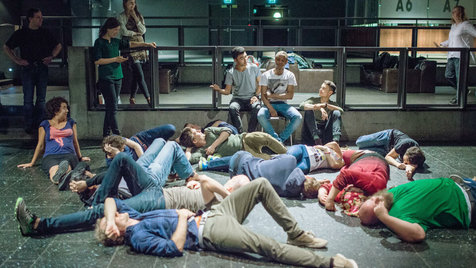 Improlek: «Undersåttene» har ikke klart å imponere «kongen». Knips, så er de døde. Ved kongens venstre side er vinneren av improvisasjonsleken. Han vant det hele ved å tilby majesteten et hemmelig våpen: imaginær weed.