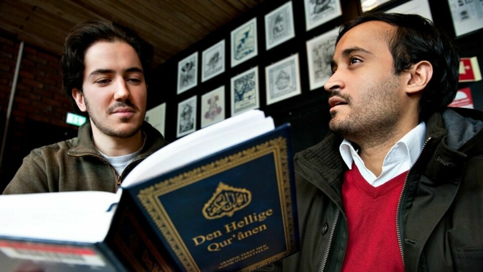 VISER TIL KORANEN: Hamzah Ahmed Rajpoot (t.v.) forteller at det ikke står noe i Koranen om dødsstraff for homofili. T. h. Abdullah Alsabeehg.