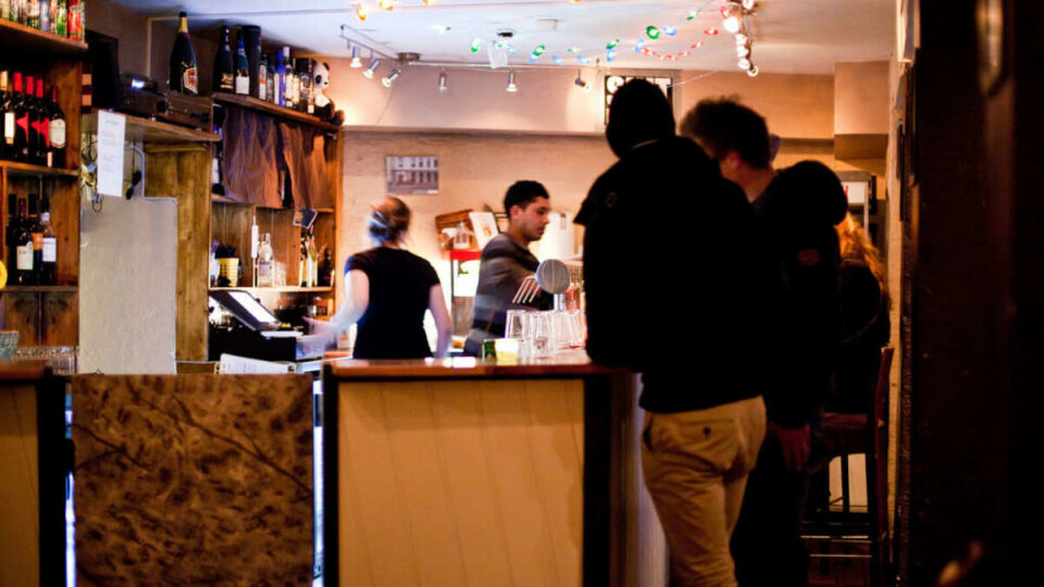 JOVIALT: Trivelige bartendere som ikke blakker deg med ølprisene sine var det mest positive på kjelleren i Pilestredet.