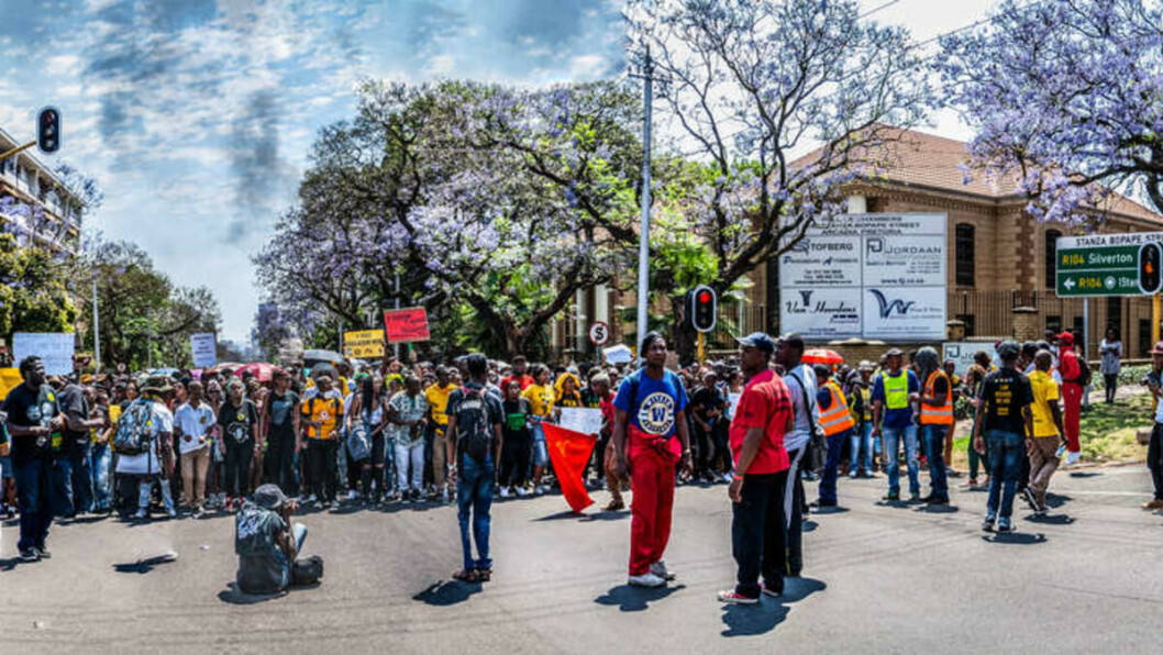 Gemyttelig: Sør-Afrika har den siste tiden vært preget av en rekke studentprotester mot blant annet høyere studieavgifter og diskriminering i utdanningssystemet. Flere av dem har vært voldelige og vandaliserende. Bildet er fra en fredeligere studentdemonstrasjon i 2015.
Foto: Paul Saad Flickr CC Gemyttelig: Sør-Afrika har den siste tiden vært preget av en rekke studentprotester mot blant annet høyere studieavgifter og diskriminering i utdanningssystemet. Flere av dem har vært voldelige og vandaliserende. Bildet er fra en fredeligere studentdemonstrasjon i 2015.
Foto: Paul Saad Flickr CC