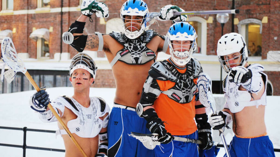LURT AV TASSEN: Universitas’ utsendte ble medskyldig i å lure BI Lacrosse til å posere i en Outdoors videoprank. Foto: Privat