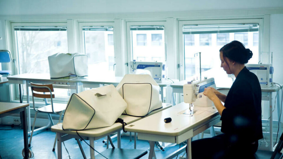 PRE-CATWALK:Tredjeklassingene på ESMOD forbereder avgangskolleksjonen 2011. Catwalken står klar i juni. Da må alle byster bære plagg.