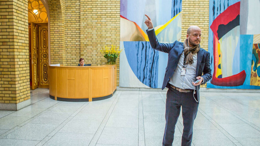 Stålkontroll: I løpet av spørretimen beveger statssekretær Aanes seg inn og ut av Stortingssalen. Han hilser på journalister og på politikere. I intervjurunden etter spørretimen styrer han hvilke journalister og hvor lenge de ulike journalistene får snakke med statsministeren. Bruker journalistene for lang tid sparker han dem lett på leggen for å signalisere at de går over streken. Stålkontroll: I løpet av spørretimen beveger statssekretær Aanes seg inn og ut av Stortingssalen. Han hilser på journalister og på politikere. I intervjurunden etter spørretimen styrer han hvilke journalister og hvor lenge de ulike journalistene får snakke med statsministeren. Bruker journalistene for lang tid sparker han dem lett på leggen for å signalisere at de går over streken.