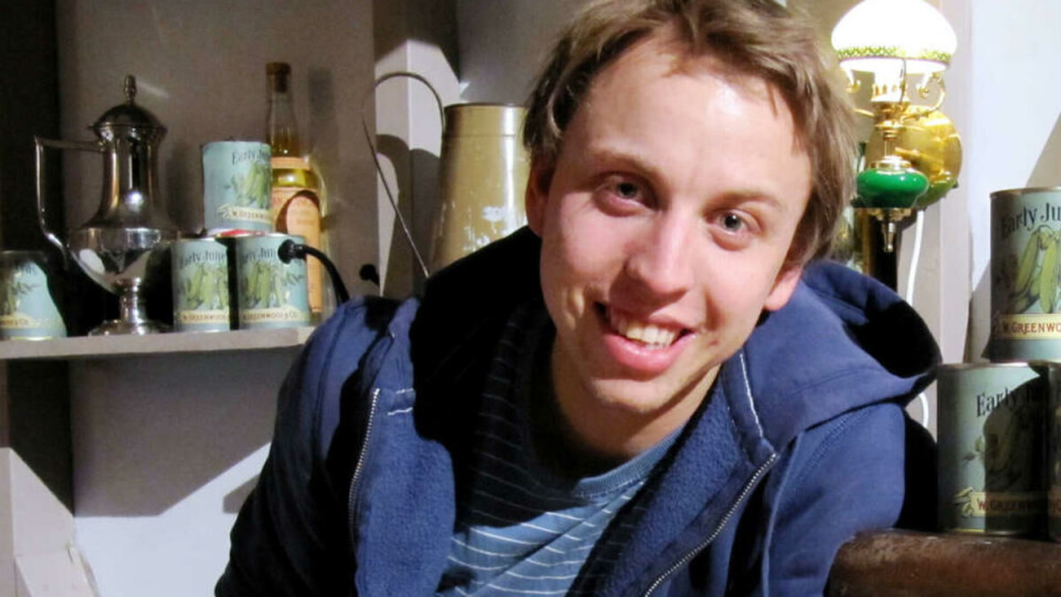 OM Å FØLGE DRØMMEN: Regissør Harald Engan, her i kulissene til «Krøplingen», forteller at teaterstykket fokuserer på at det er viktig å lytte til seg selv, følge drømmene sine og ikke la seg stoppe av verken ytre eller indre faktorer.