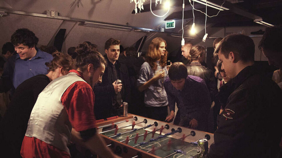 HJEMME ALENE: Skjenkestopp klokka aldri, fotballbord, saccosekker og rykter om hasjsalg i baren. Akers Mek. er som en hjemmefest okkupert av Steinerskolen.