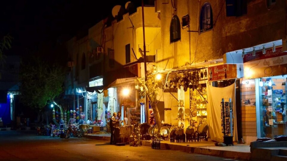 Sharm El Sheikh, kjent som en populær badeby blant mange nordmenn, har blitt en stille og lite besøkt by. Frykten for terror skremmer turistene vekk fra den egyptiske badebyen.