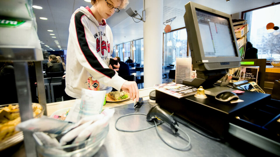 I god tro: Tromboniststudent Leif Petter Vilhelm Grahn trekker studentkort til ære for fotografen, men aldri ellers. -- Jeg tror jeg får studentpris likevel, sier han.