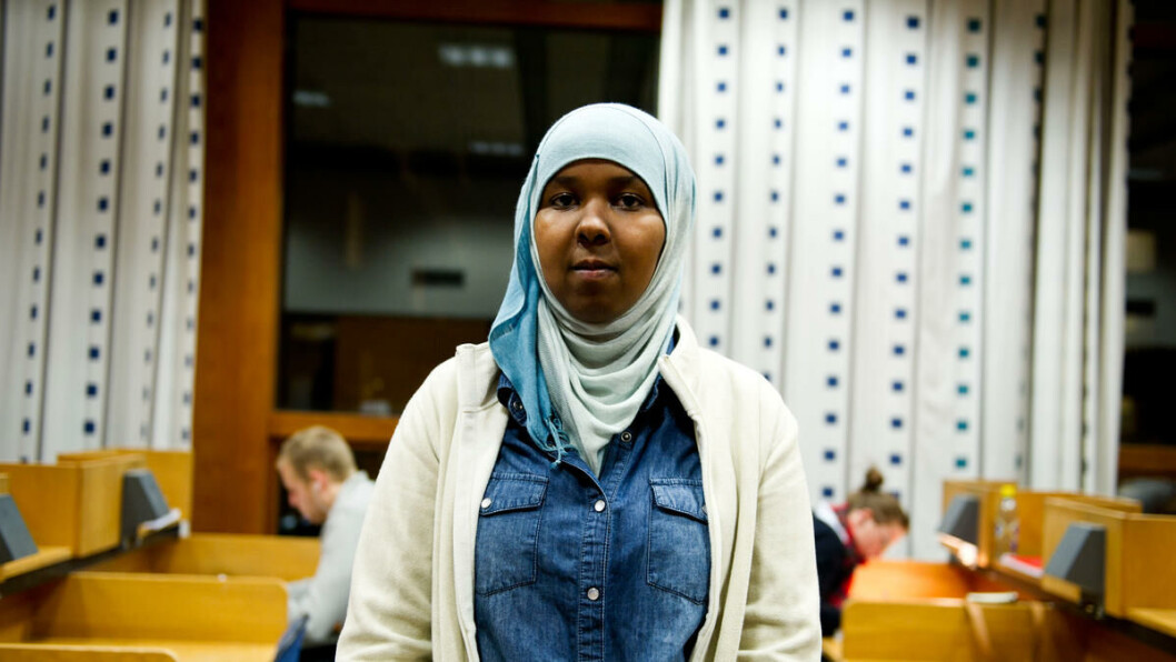 – Respektløst: – Det var flere andre vakter som så på, men ingen reagerte. Hvis det er greit for dem å gå og grave under klærne til folk, så er det ikke bra, sier Hawa Muuse, student ved Universitetet i Oslo. – Respektløst: – Det var flere andre vakter som så på, men ingen reagerte. Hvis det er greit for dem å gå og grave under klærne til folk, så er det ikke bra, sier Hawa Muuse, student ved Universitetet i Oslo.