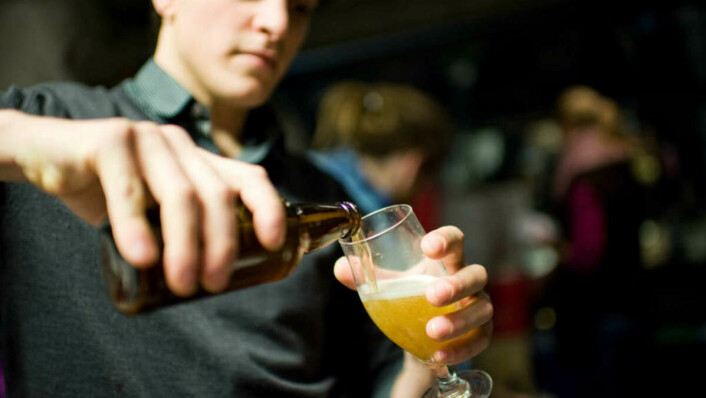 Skål: Ølet skal drikkes også. Gjerne mellom slagene i bryggingen. T.h. Martin Andresen, t.v. Lasse Lundin.