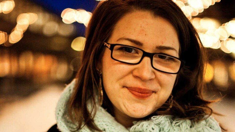 Hjemmelaget kort og gavepapir: Det er enkelt å sette en personlig preg på julegavene selv om de er kjøpt de butikken