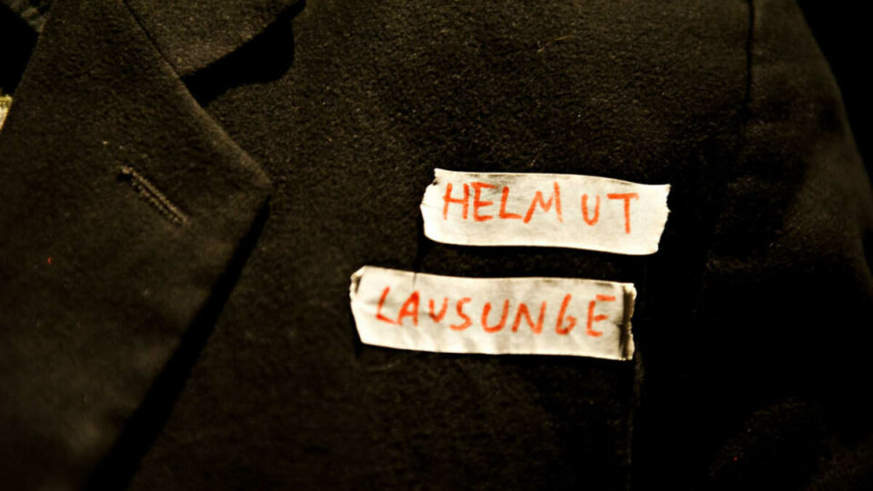 Bastard: Det er greit å ikle seg teip for å skille seg ut i mengden. Helmut, en av stykkets mer upopulære karakterer, valgte å stresse det faktum at han var født utenfor ekteskap. Bare så det ikke skulle være noen tvil.